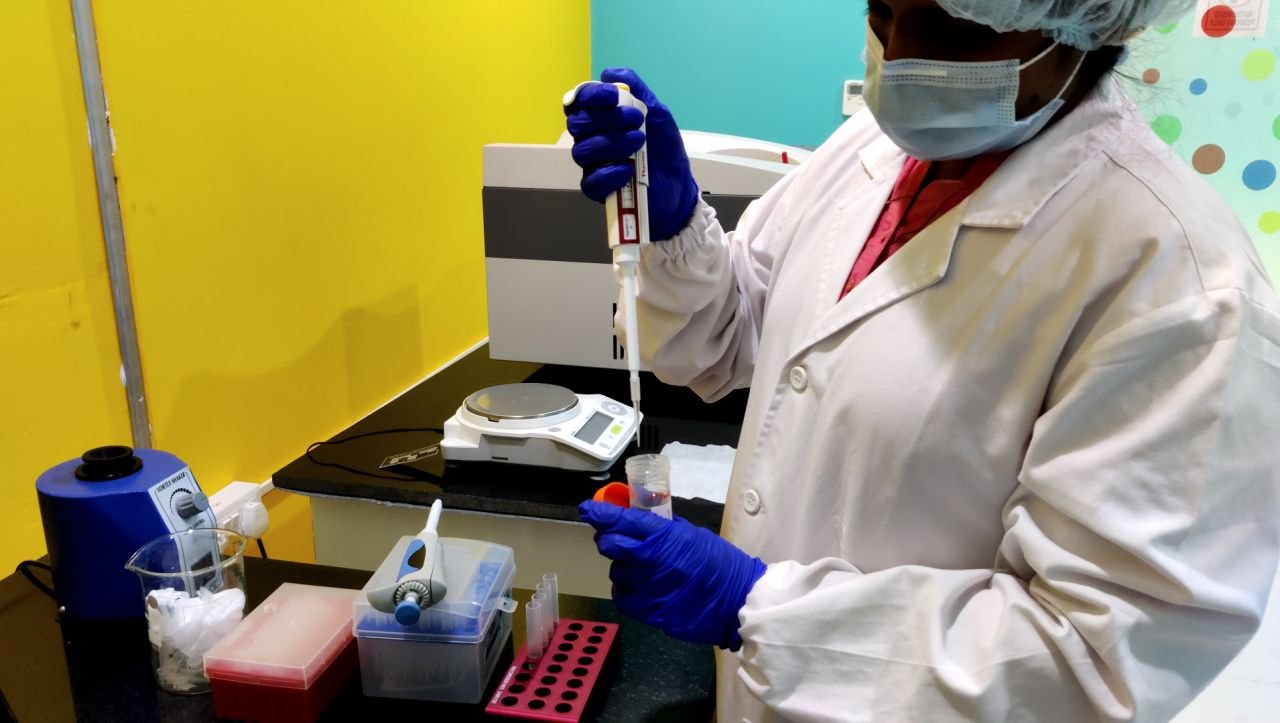 Preparing samples at the bench in the IVD lab